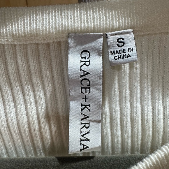 Grace & Karma Ribbed Ruffle Hem Top Size Small - Picture 3 of 3